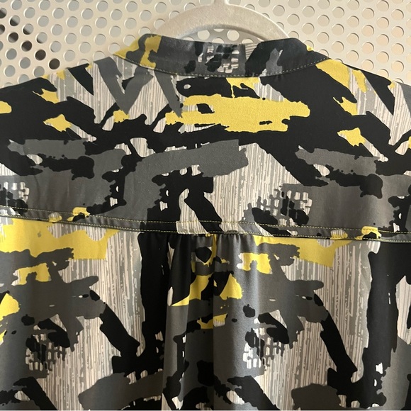 BCBGMaxAzria Button Down Abstract Vee Neck Top Size Small Yellow/Black - Picture 9 of 9